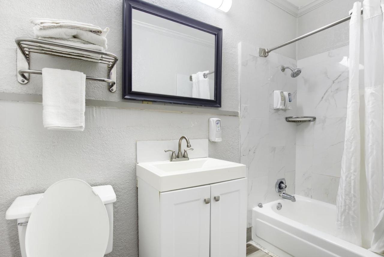 Adams Inn Dothan Bagian luar foto