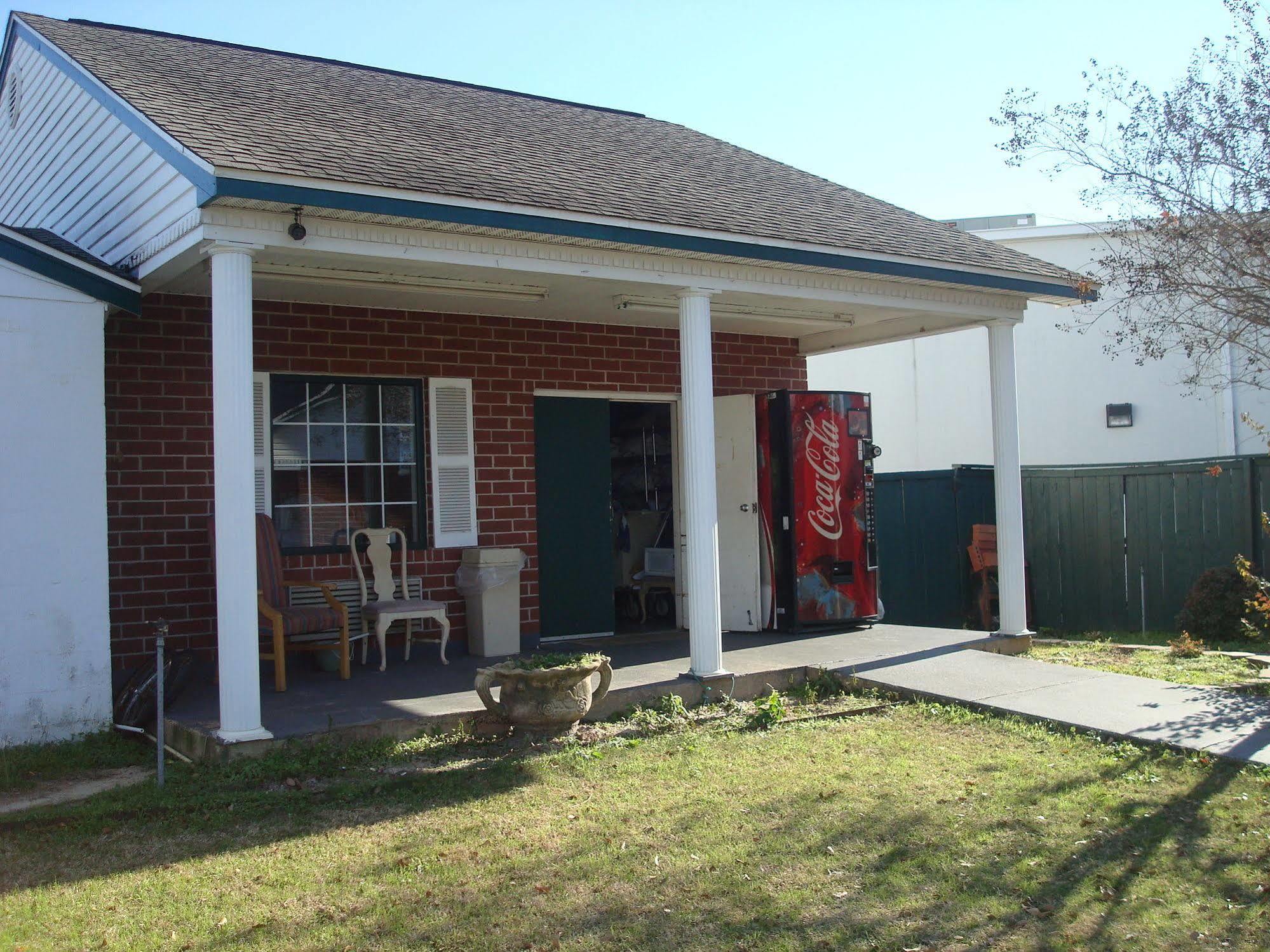 Adams Inn Dothan Bagian luar foto